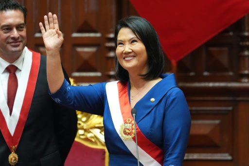 Keiko Fujimori saluda en su toma de posesión como presidenta de Perú, en el Congreso, en Lima, el 28 de julio de 2026 — Guadalupe Pardo / AFP