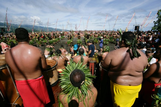 Des participants à une célébration sur la plage de la Pointe Vénus à Mahina, en Polynésie française, le 14 avril 2017 — Gregory Boissy / AFP