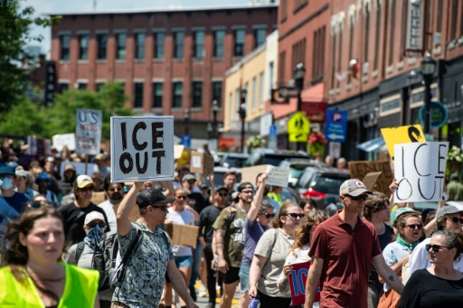 Unos manifestantes con carteles que piden "Fuera ICE" se congregan después del tiroteo que involucró a un agente de inmigración en Biddeford (Maine, EEUU) el 13 de julio de 2026
