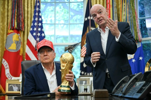 El presidente de Estados Unidos, Donald Trump, y el de la FIFA, Gianni Infantino, con el trofeo de la Copa del Mundo en la Casa Blanca, el 22 de agosto de 2025