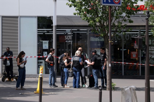 Un policía detiene a un hombre tras herir a tres mujeres con cuchillos en París