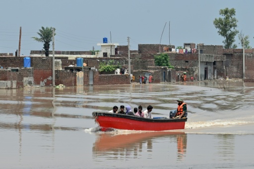 AFP journalists witnessed small motor boats chartered by volunteers ferrying residents to safety — Arif ALI / AFP