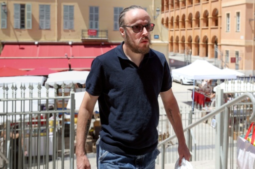 Stéphane G., alias Coudoux, arrive au tribunal de Nice, dans les Alpes-Maritimes, le 6 juillet 2026, pour l'ouverture du procès des streameurs Safine et Naruto — Valery HACHE / AFP
