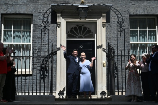 Britain's new Prime Minister Andy Burnham and his wife Marie-France van Heel pose on the steps of 10 Downing Street in central London — JUSTIN TALLIS / AFP