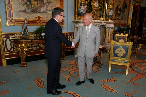 Britain's King Charles III shakes hands with Andy Burnham — Aaron Chown / AFP