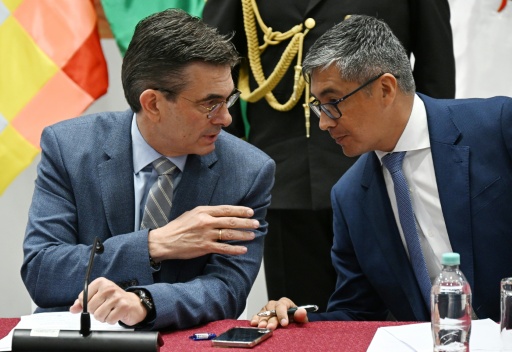 Le président Rodrigo Paz (g) et son ministre de l'Économie, José Gabriel Espinoza, lors d'une conférence de presse à La Paz, le 6 avril 2026 en Bolivie — Aizar RALDES / AFP