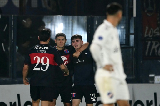 Santiago López (D) celebra con sus compañeros un gol de Tigre ante Nacional de Uruguay en la Copa Sudamericana el 28 de julio de 2026 en Valencia, provincia de Buenos Aires — Luis ROBAYO / AFP