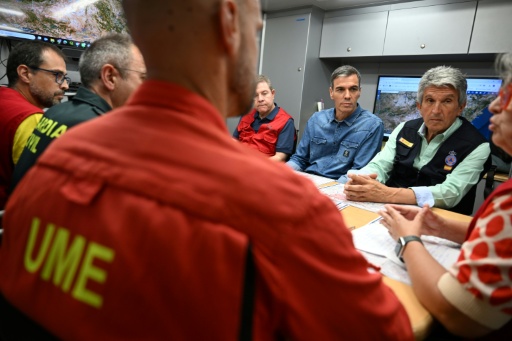 El presidente del gobierno español, Pedro Sánchez (centro, con camisa azul), asiste a una reunión en el puesto de mando para combatir el gran incendio forestal en la provincia de Guadalajara, el 22 de julio de 2026 en el pueblo de Tamajón — Borja Puig de la Bellacasa / AFP