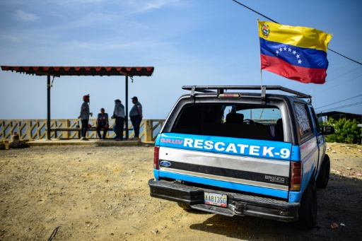 Un vehículo perteneciente al Grupo de Rescate Unido de Venezuela aparece en una imagen tomada en Catia La Mar, Venezuela, el 4 de agosto de 2026, durante una sesión informativa sobre las operaciones de inspección en una zona afectada por el terremoto del 24 de junio. — Maxwell BRICENO / AFP