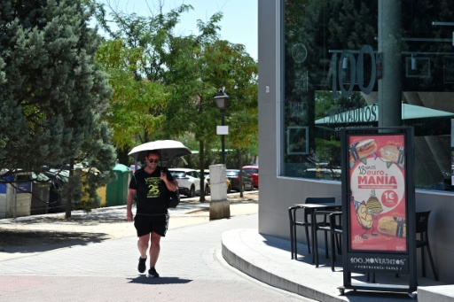 Alberto Gómez se protege con un parasol