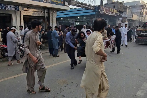 Unos heridos en el atentado suicida durante una protesta en el distrito de Swat, en Pakistán, son evacuados el 2 de agosto de 2026 — Abdullah Shereen / AFP