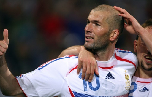 Zinedine Zidane comemora a vitória da França sobre a Espanha nas oitavas de final da Copa do Mundo de 2006 em Hannover, Alemanha, em 27 de junho de 2006.
