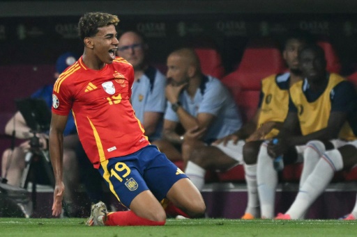 Lamine Yamal comemora seu gol pela Espanha durante a vitória sobre a França nas semifinais da Eurocopa em Munique (sul da Alemanha), no dia 9 de julho de 2024.