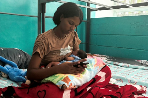 Eliana Garcia et son bébé Gael Jesus, né à La Guaira lors des séismes du 24 juin, dans un centre d'hébergement de l'école bolivarienne 10 de Marzo à Maiquetía, dans l'État de La Guaira, le 7 juillet 2026