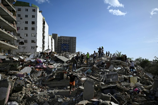 Des habitants recherchent des survivants dans les décombfes d'un bâtiment effondré après un séisme à Catia La Mar, dans l'État de La Guaira, le 25 juin 2026 au Venezuela