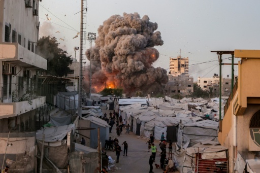 El ejército israelí ataca una mezquita en Gaza que "almacenaba armas" de Hamás