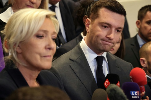 Jordan Bardella, à droite et à sa gauche Marine Le Pen, le 26 février 2026, à Paris