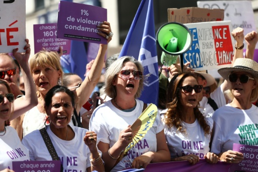 Dans la manifestation contre les violences sexuelles à Paris samedi 4 juillet 2026