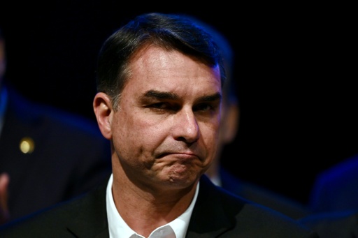 Le principal candidat du camp conservateur à la présidentielle brésilienne, Flavio Bolsonaro, le 5 août 2026 lors d'une conférence de presse à Brasilia — Evaristo Sa / AFP