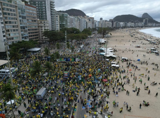 Vue aérienne du meeting du candidat à la présidentielle brésilienne Falvio Bolsonaro sur la plage de Copacabana, à Rio de Janeiro, le 16 août 2026 — MAURO PIMENTEL / AFP