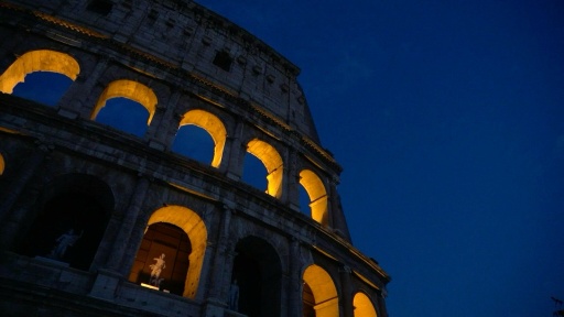 À Rome, les touristes échappent à la chaleur grâce à des visites noctures du Colisée