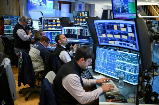 Wall Street clôture mitigée, entre repli du pétrole et faiblesse des puces électroniques