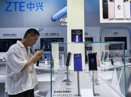 La IA ya cabe en el bolsillo: teléfonos de última generación deslumbran en una feria en China