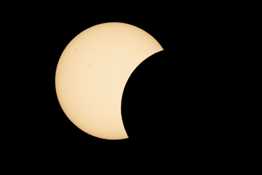 A Lua cobre parcialmente o Sol em Berlanga de Duero, na Espanha, em 12 de agosto de 2026 — Oscar DEL POZO / AFP