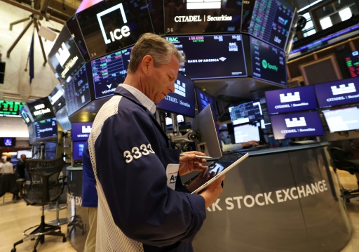 Wall Street profite de la chute du pétrole, mais les puces gâchent la fête