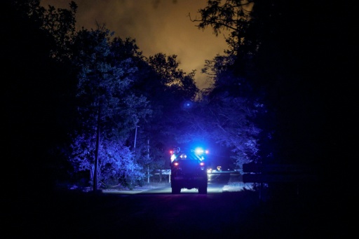 Veículo dos bombeiros se aproxima de área em chamas do bosque de Fontainebleau após ser declarado um incêndio florestal, em 12 de julho de 2026 em Noisy-sur-École, a sudeste de Paris