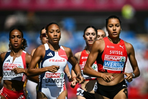 La suiza Audrey Werro (derecha) durante la primera semifinal de 800 m femeninos de los campeonatos de Europa de atletismo, en Birmingham, el 13 de agosto de 2026 — Paul ELLIS / AFP