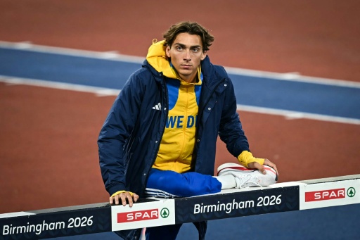 El sueco Armand Duplantis realiza estiramientos antes de disputar la final de salto con garrocha en los campeonatos de Europa de atletismo, en Birmingham (Inglaterra), el 16 de agosto de 2026 — Paul ELLIS / AFP