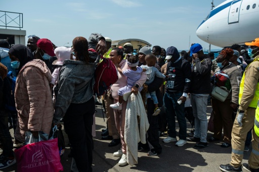 Des passagers attendent d'être pris en charge par les autorités à leur descente d'un avion qui les a rapatriés d'Afrique du Sud, à l'aéroport international Murtala Mohammed de Lagos, le 11 juin 2026 au Nigeria