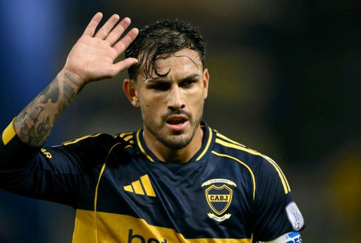 El volante Leandro Paredes saluda tras la victoria de Boca Juniors en partido de playoffs para octavos de final de la Copa Sudamericana jugado el 23 de julio de 2026 en Buenos Aires — Luis ROBAYO / AFP