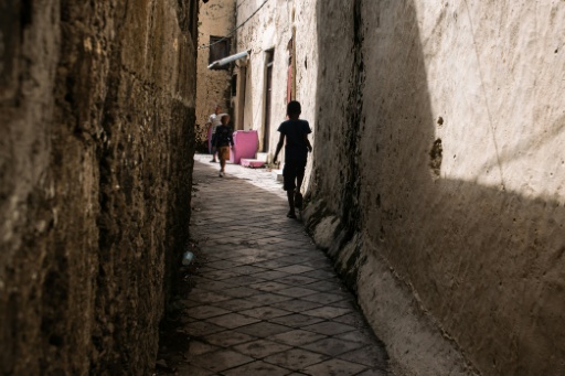 Des enfants jouent dans les ruelles étroites de la médina historique de Moroni, le 17 juillet 2026. — Shainess DAOUD / AFP