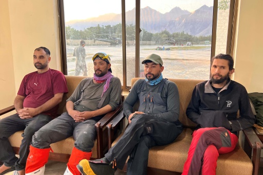 Photo du Club alpin du Pakistan prise le 31 juillet 2026 montrant des sauveteurs avant leur départ de Skardu, dans le nord du Pakistan, pour rechercher le grimpeur népalais Nirmal Purja, disparu avec neuf autres alpinistes dans une avalanche — - / AFP