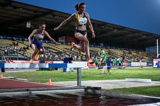 Alice Finot (D) et Clara Entresangle lors dela finale du 3.000 m steeple des championnats de France, le 24 juillet 2026 à Albi — Matthieu RONDEL / AFP