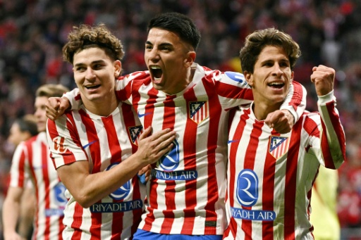 Thiago Almada celebra un gol del Atlético de Madrid con sus compañeros de la selección argentina Julián Álvarez (izquierda) y Giuliano Simeone (derecha) el 1 de noviembre de 2025 — JAVIER SORIANO / AFP