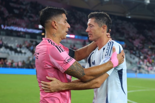 Luis Suárez (izquierda) saluda a Robert Lewandowski en la victoria del Inter Miami ante el Chicago Fire el 22 de julio de 2026 — Megan Briggs