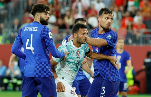Gonçalo Ramos (C) entre dois defensores croatas logo após marcar de cabeça o gol da vitória de Portugal por 2 a 1 nos 16-avos de final da Copa do Mundo