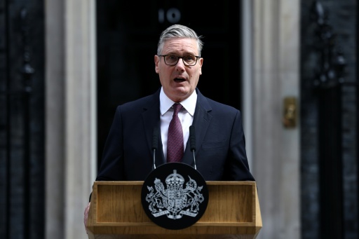 O primeiro-ministro britânico, Keir Starmer, anuncia a renúncia diante da residência do chefe de Govero em Downing Street, Londres em 22 de junho de 2026
