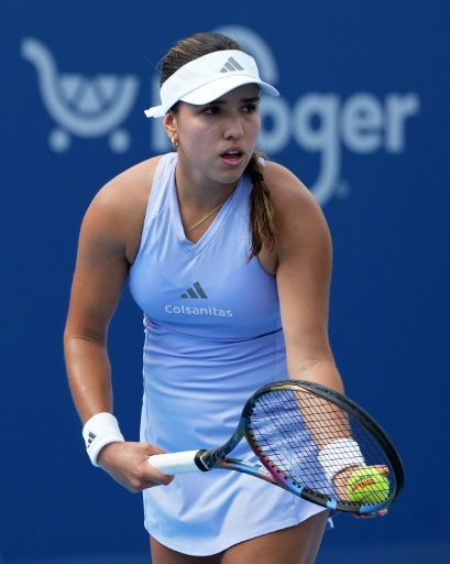 La colombiana Camila Osorio sirve durante su derrota ante Taylor Townsend en primera ronda del WTA 1000 de Cincinnati el 13 de agosto de 2026 — Dylan Buell
