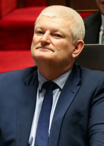 Olivier Falorni, député du groupe Les Démocrates et rapporteur du projet de loi sur le droit à l'aide à mourir, observe le déroulement d'une séance à l'Assemblée nationale, à Paris, le 25 février 2026 — Alain JOCARD / AFP