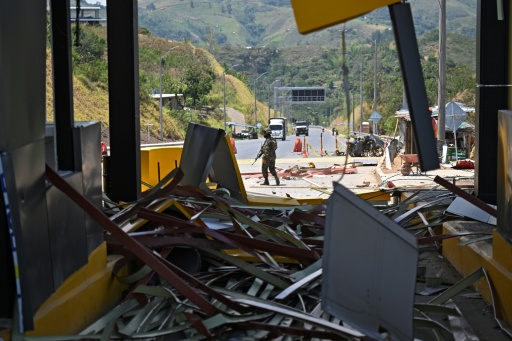 Photo communiquée par la présidence colombienne montrant des prisonniers en cours de transfert à bord d'un avion à Medellin, le 8 août 2026 — Handout / AFP