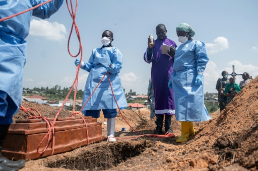 Des équipes de la Fédération internationale des Sociétés de la Croix-Rouge et du Croissant-Rouge préparent, au cimetière de Mbiyo, l’inhumation du corps d’un orphelin décédé d'Ebola, dans la provincede l’Ituri, le 19 juin 2026 en RDC — Jospin Mwisha / AFP