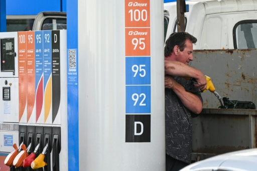 Un homme remplit un jerrican d'essence dans une station-service à Iaroslav, en Russie, le 15 juillet 2026 — Igor IVANKO / AFP