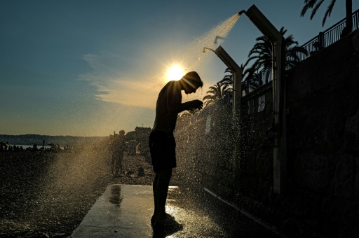 Un hombre se da una ducha en la playa del paseo de los Ingleses de la ciudad de Niza, el 26 de junio de 2026 en la costa mediterránea de Francia