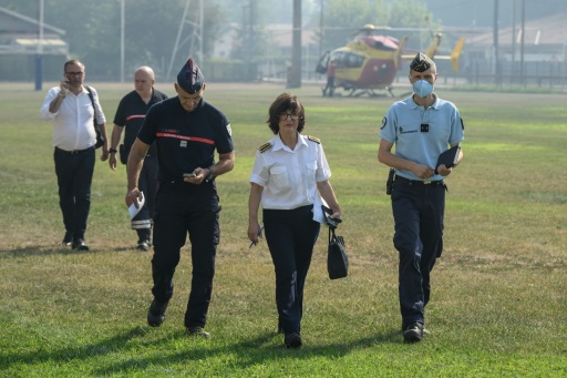 La préfète de Gironde, Sophie Brocas (C), arrive à   Lege-Cap-Ferret, le 28 juillet 2026 — Ed JONES / AFP