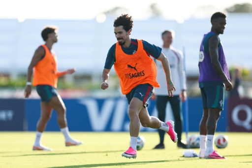 Vitinha participa en un ejercicio durante una sesión de entrenamiento previa al Mundial de la FIFA 2026, el 13 de junio de 2026 en Palm Beach Gardens, Florida