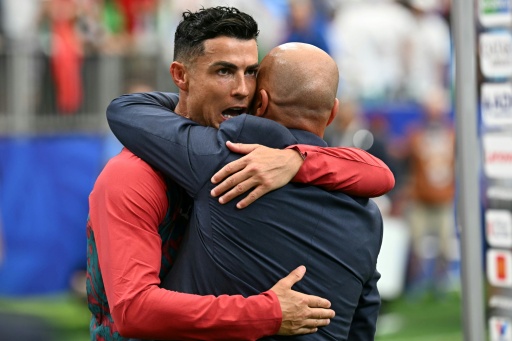 El delantero portugués Cristiano Ronaldo (izq.), celebra con el seleccionador español Roberto Martínez al final del partido de fútbol del Grupo K del Mundial de 2026 entre Portugal y Uzbekistán en el Estadio de Houston, en Houston, el 23 de junio de 2026